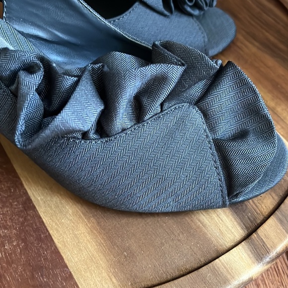 ANN MARINO RUFFLE HEELS - Picture 4 of 9